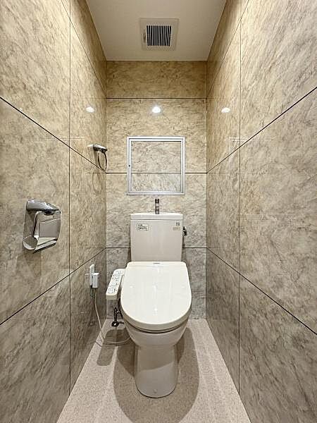 トイレには温水洗浄便座が備わり、清潔な使い心地です。縦長の空間ながら圧迫感が少なく、日々の暮らしの中で一息つくように落ち着いて過ごせる広さが確保されている空間です。