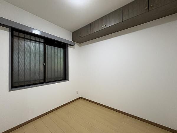 北側に位置する4.2帖の居室には吊戸棚が設けられ、収納力にゆとりがあります。落ち着いた光の入り方で、書斎や趣味の部屋としても使いやすい、こぢんまりとした心地よい広さです。