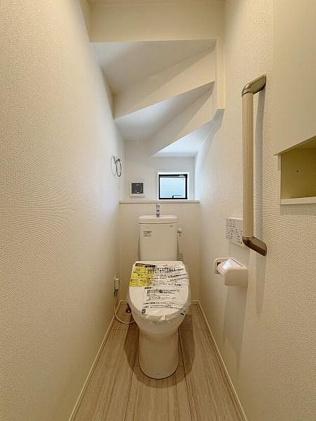 トイレは温水洗浄便座です。手すりがあるのでご年配の方も安心です。