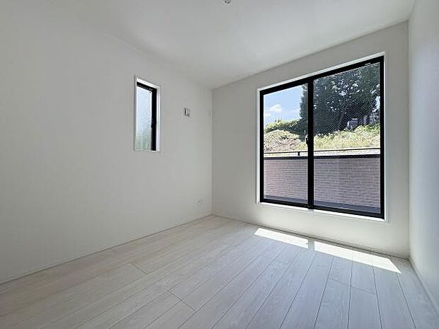 バルコニーに面して明るい5帖のお部屋