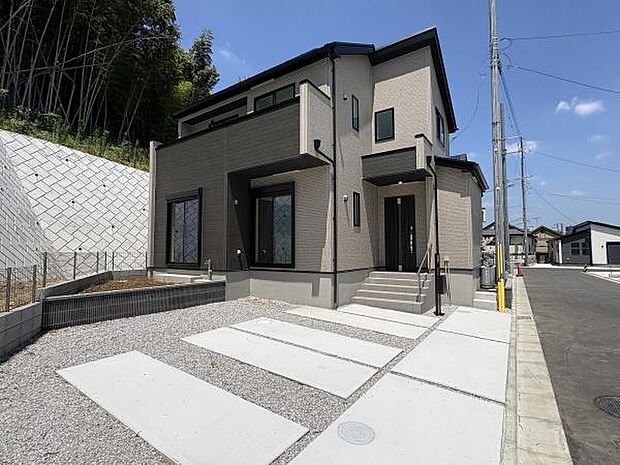 交通量の少ない道路に面しているので落ち着いて駐車できます。