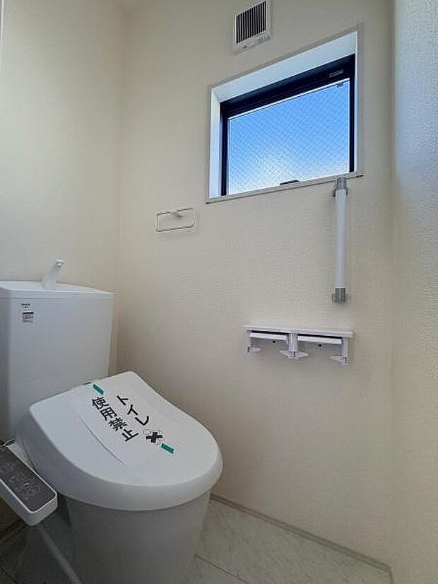 立ち上がりに便利な手すり付きのトイレ。温水洗浄便座です。（写真は1階トイレ）