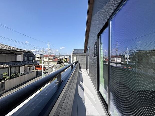 二部屋から出入り可能なバルコニー。南西向きで日当り良好です。