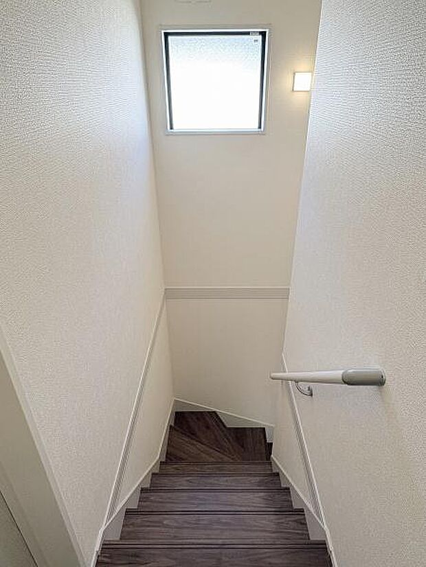 階段には手すりがついているので昇り降りが安心です。