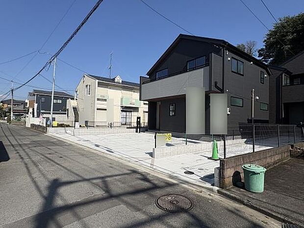 交通量の少ない道路に面しています。