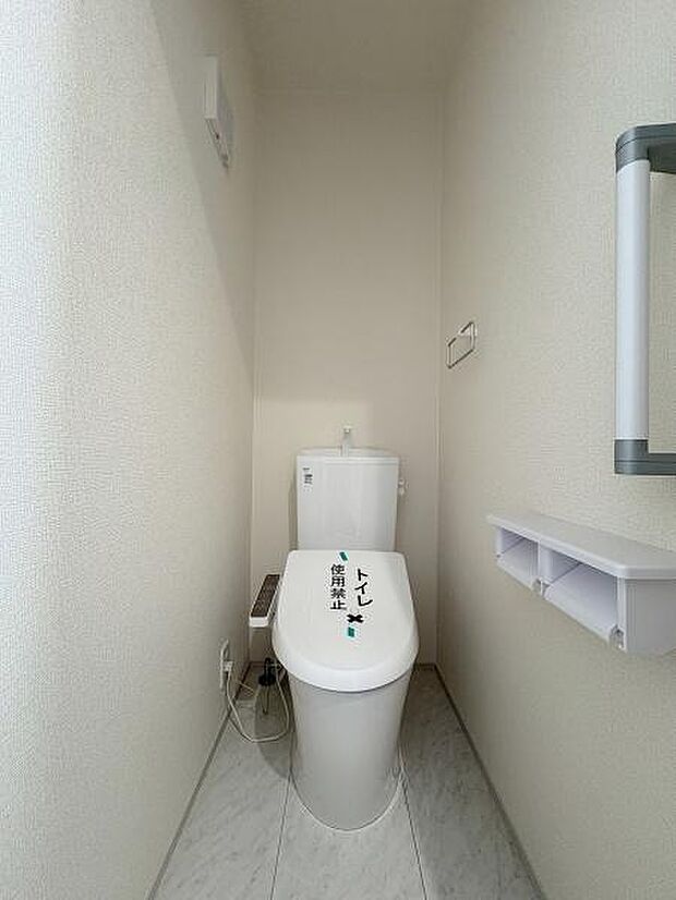 立ち上がりに便利な手すり付きのトイレ。温水洗浄便座です。（写真は1階トイレ）
