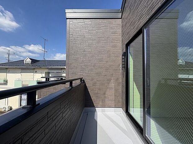 南東側7帖のお部屋に面したバルコニー。南西側のお部屋にもバルコニーがあります。