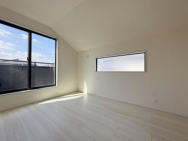 南西側7帖のお部屋。バルコニーに面した明るい一室です。