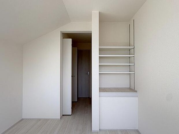南西側7帖のお部屋にはクローゼットのほかにオープンラックも設置されています。