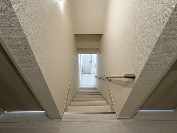 階段には手すりがついているので昇り降りが安心です。