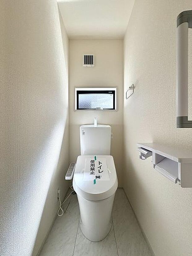 立ち上がりに便利な手すり付きのトイレ。温水洗浄便座です。