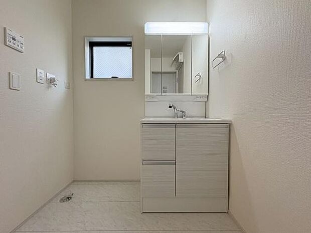 大きな三面鏡付きの洗面化粧台で、朝の身支度もスムーズに。