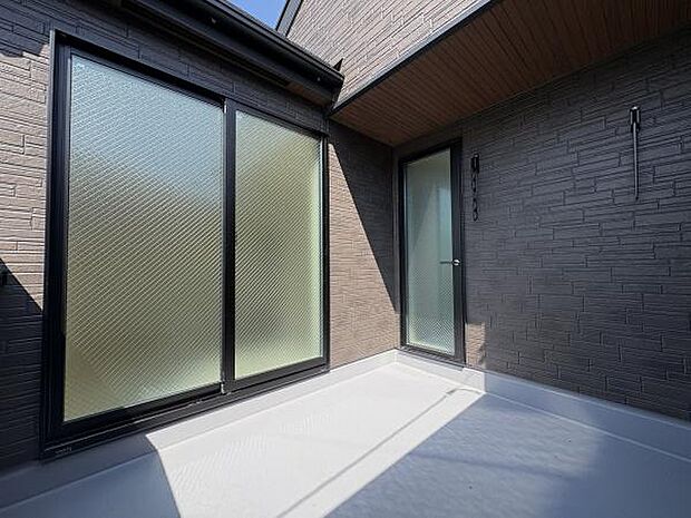 廊下からと7帖のお部屋から出入りできるバルコニー。