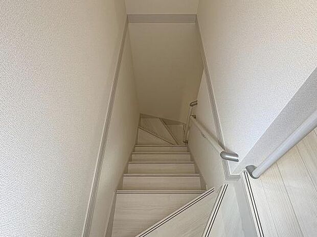 階段には手すりがついているので昇り降りが安心です。