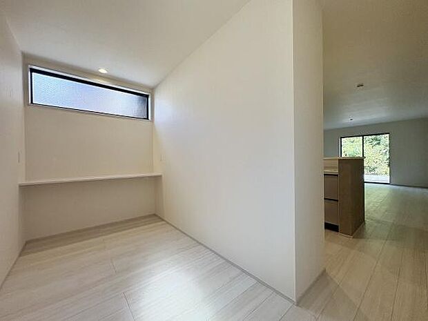 キッチン裏には趣味の作業場やお子様の宿題コーナーに活用できるカウンター付きのスペースがあります。