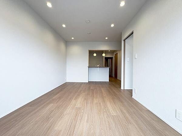リビングは家具の配置を考えやすい整った長方形の空間で、家族が集まる時間を過ごしやすい造りになっています。