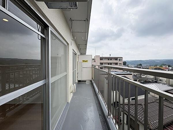 5階住戸なので手すり越しに周辺の街並みが見渡せます。物干し金具も備わり、洗濯物を干す作業がしやすい奥行きが確保されています。