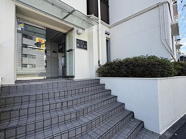 手入れが行き届いたエントランス。