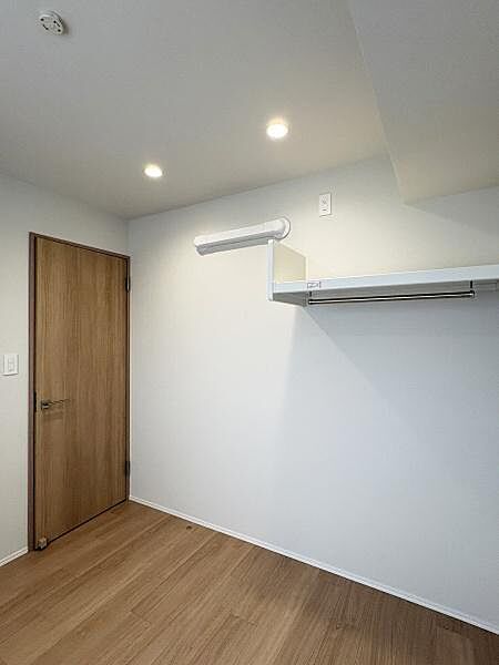 4.2帖のお部屋。パイプハンガーが渡され、季節の衣類を掛けたまま整理しやすい高さに設計されています。