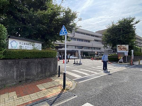 青梅市立青梅総合医療センターまで926m、西多摩地域をカバーする地域医療支援病院。多彩な診療科があり、症状に応じた医療を展開しています。