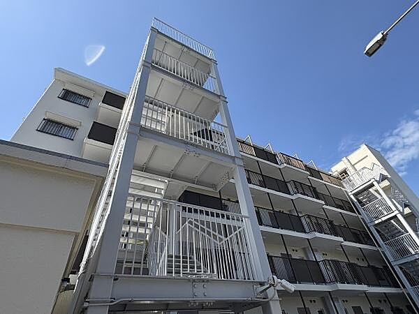外から見た階段の様子。(エレベータも設置されています。)