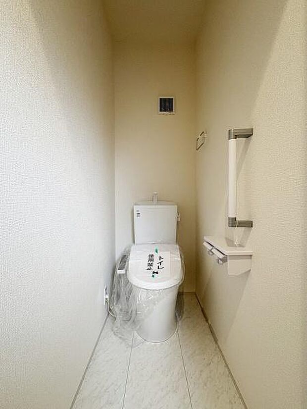 立ち上がりに便利な手すり付きのトイレ。温水洗浄便座です。(写真は1階トイレ)