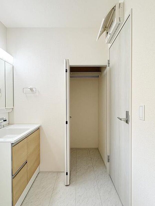 洗面横にはストレージを完備。収納ボックスを入れればタオルや着替えをまとめておけて、脱衣後の動きがスムーズになります。