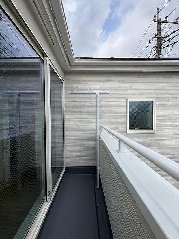 東向きのバルコニー。東側が道路に面しているので陽当り良好です。