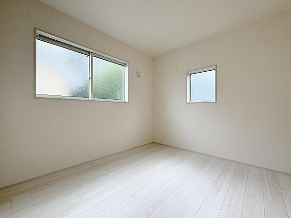 二面の窓からやさしい光が届く、居心地の良い二階のお部屋。5.3帖です。