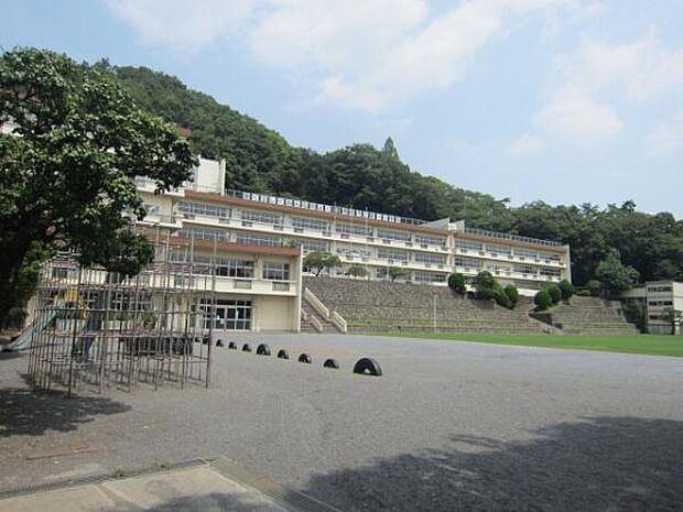 青梅市立第一小学校まで1340m