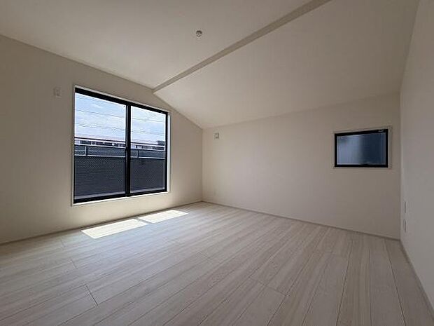 バルコニーに面して明るい8帖のお部屋。