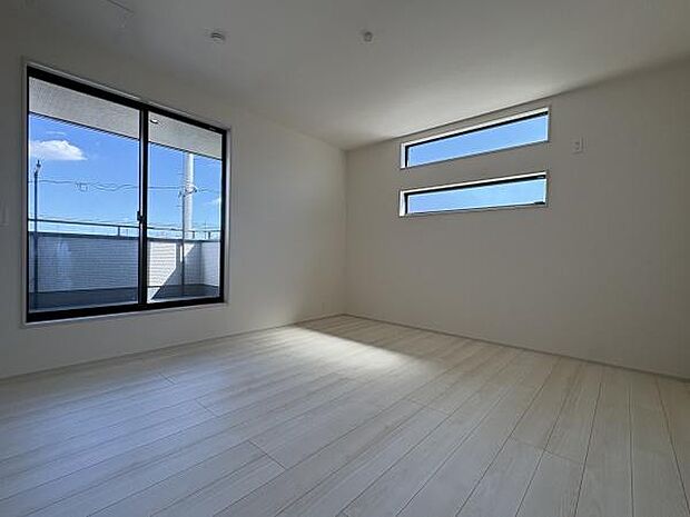 バルコニーに面した明るい南8.5帖のお部屋。主寝室におすすめです。