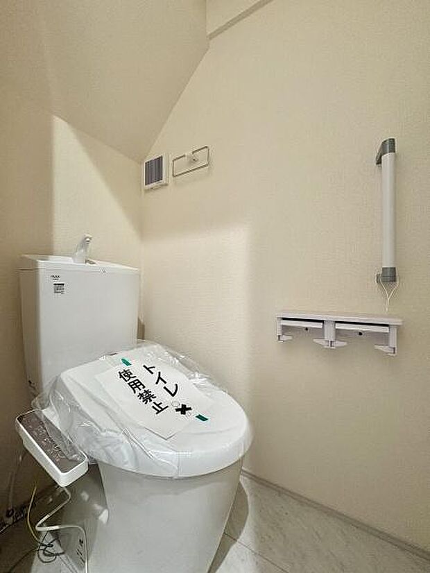 立ち上がりに便利な手すり付きのトイレ。温水洗浄便座です。(写真は1階トイレ)