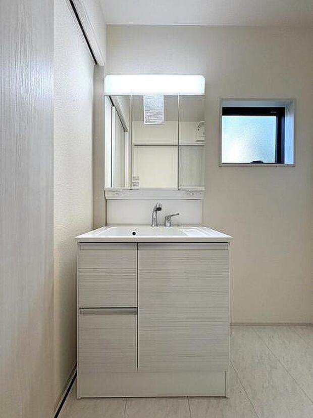 三面鏡タイプの洗面台は鏡裏にも収納可能です。備品をすっきりさせることで生活感が出にくくなります。