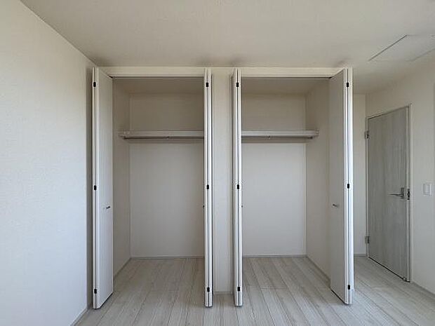 8.5帖洋室内クローゼット。二つに分かれているので、使う人や季節ごとに衣類を分けて収納できます。