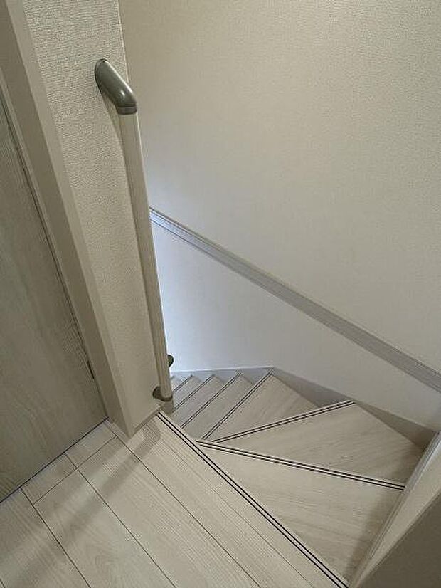 階段には手すりがついているので昇り降りが安心です。