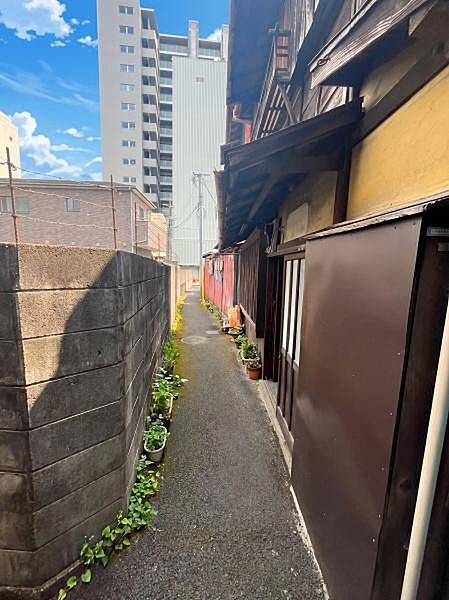 プライバシーに配慮した動線を確保できる北側道路。人目を気にせず出入りできる、仕事帰りに気を張らずリラックスモードへ切り替えられる安心感があります。