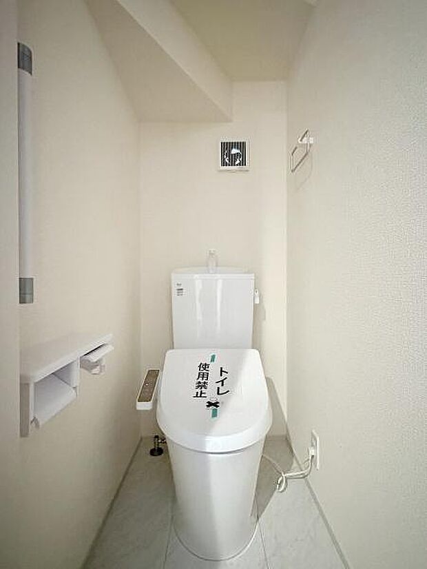 立ち上がりに便利な手すり付きのトイレ。温水洗浄便座です。(写真は1階トイレ)