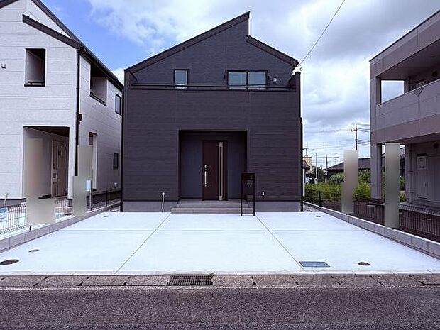 前面道路の様子です。交通量の少ない道路に面しています。車並列2台駐車できます。