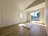 寝室：アクセントクロスが落ち着いた空間を演出する8.75帖のお部屋。室内物干しも付いているので便利です。