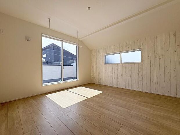 アクセントクロスが落ち着いた空間を演出する8帖のお部屋。室内物干しも付いているので便利です。