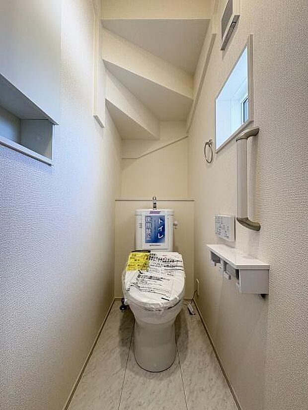 立ち上がりに便利な手すり付きのトイレ。温水洗浄便座です。(写真は1階トイレ)