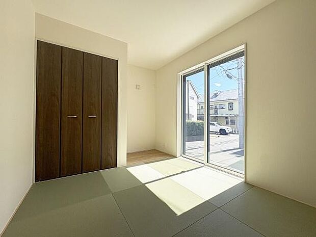 5.25帖の和室。いぐさの香りに心が癒されます。