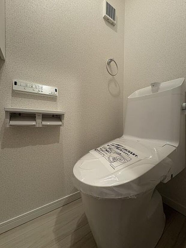 トイレには温水洗浄便座が備わり、清潔な使い心地です。