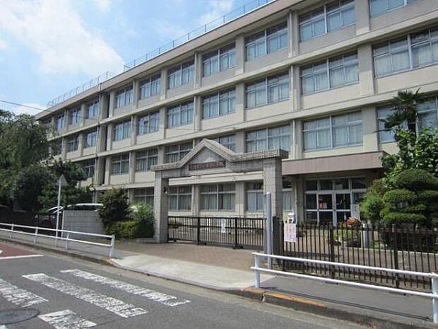 羽村市立小作台小学校まで565m