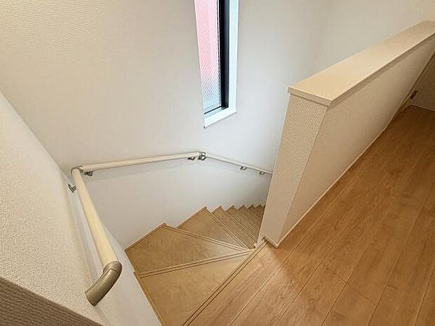 階段には手すりがついているので昇り降りが安心です。