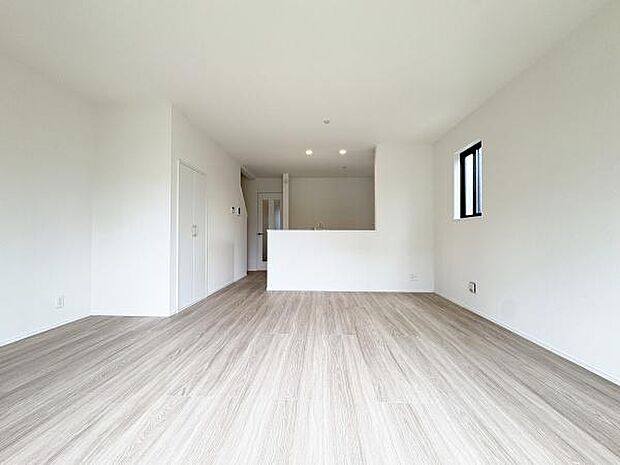 木目がアクセントの温かみのあるリビング