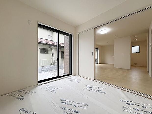 リビングと続き間になっているお部屋です。引き戸を開け放つことで、光と風が行き交うゆとりある空間が広がります。ごろんと横になる休憩場所や、日常のちょっとした作業スペースなど、多目的に使える間取りです。