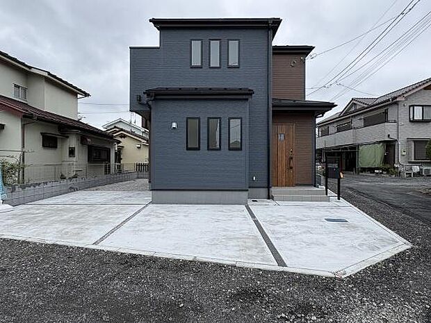46坪の角地で開放感があります。カーsペースは2台。交通量の少ない道路に面しているので、慌てずゆっくり車の出し入れができます。