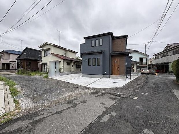 前面道路の様子です。交通量の少ない道路に面しています。